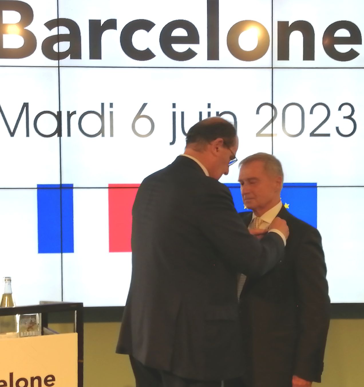 Philippe Saman reçoit les insignes de Chevalier de la Légion d'Honneur